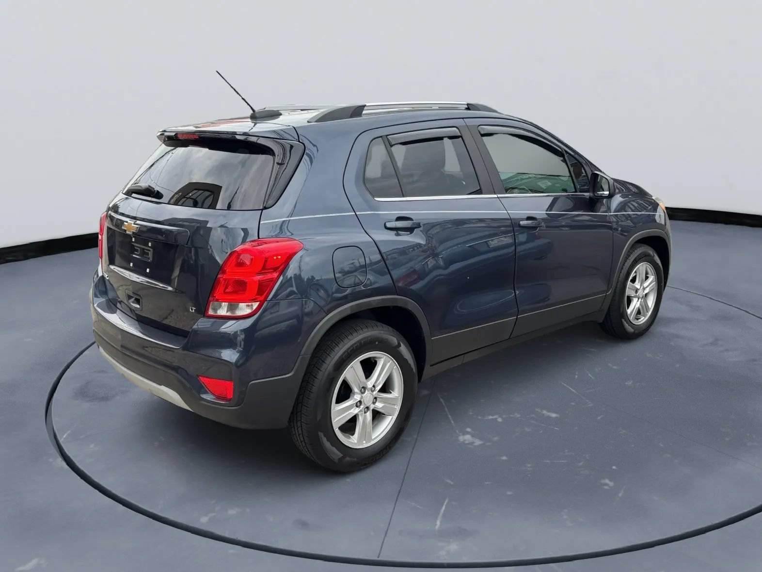 Used 2018 Chevrolet Trax LT w/ LPO, Cargo Package FWD image 4