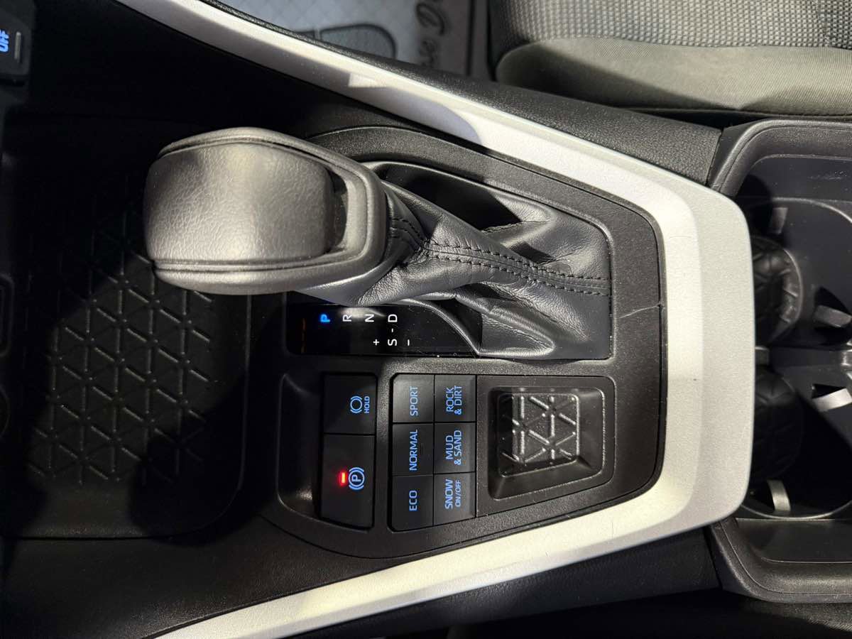 Used 2022 Toyota RAV4 LE image 19