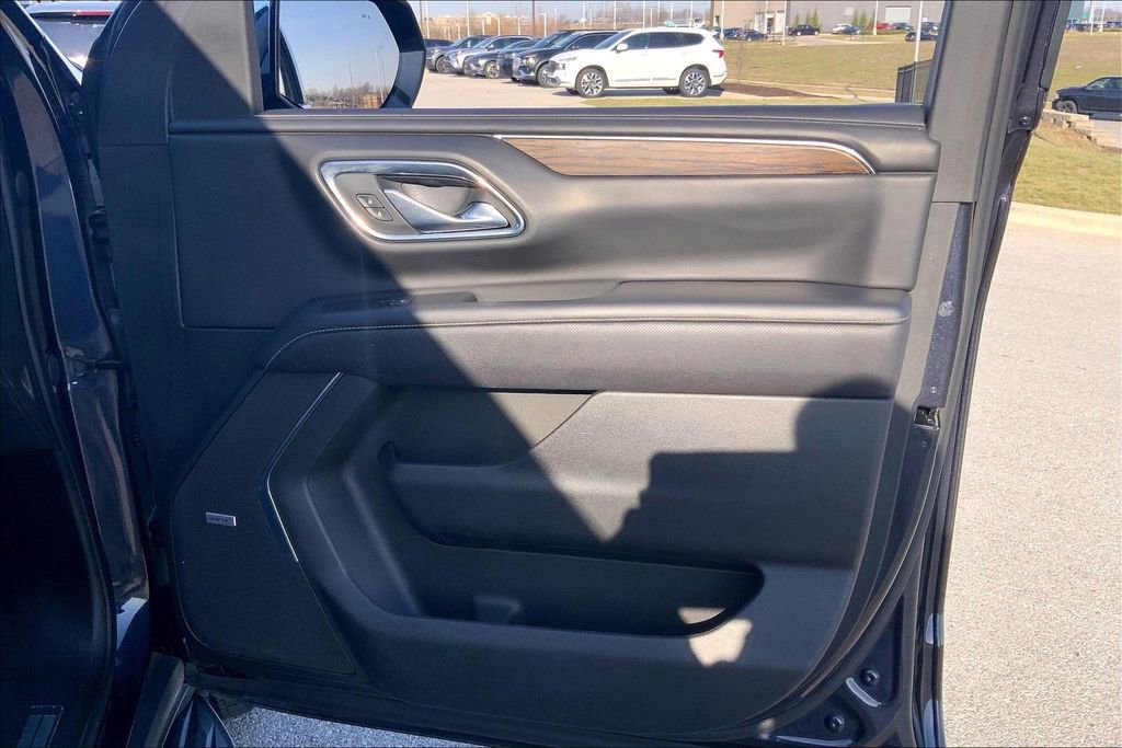 Used 2023 Chevrolet Suburban Premier image 24