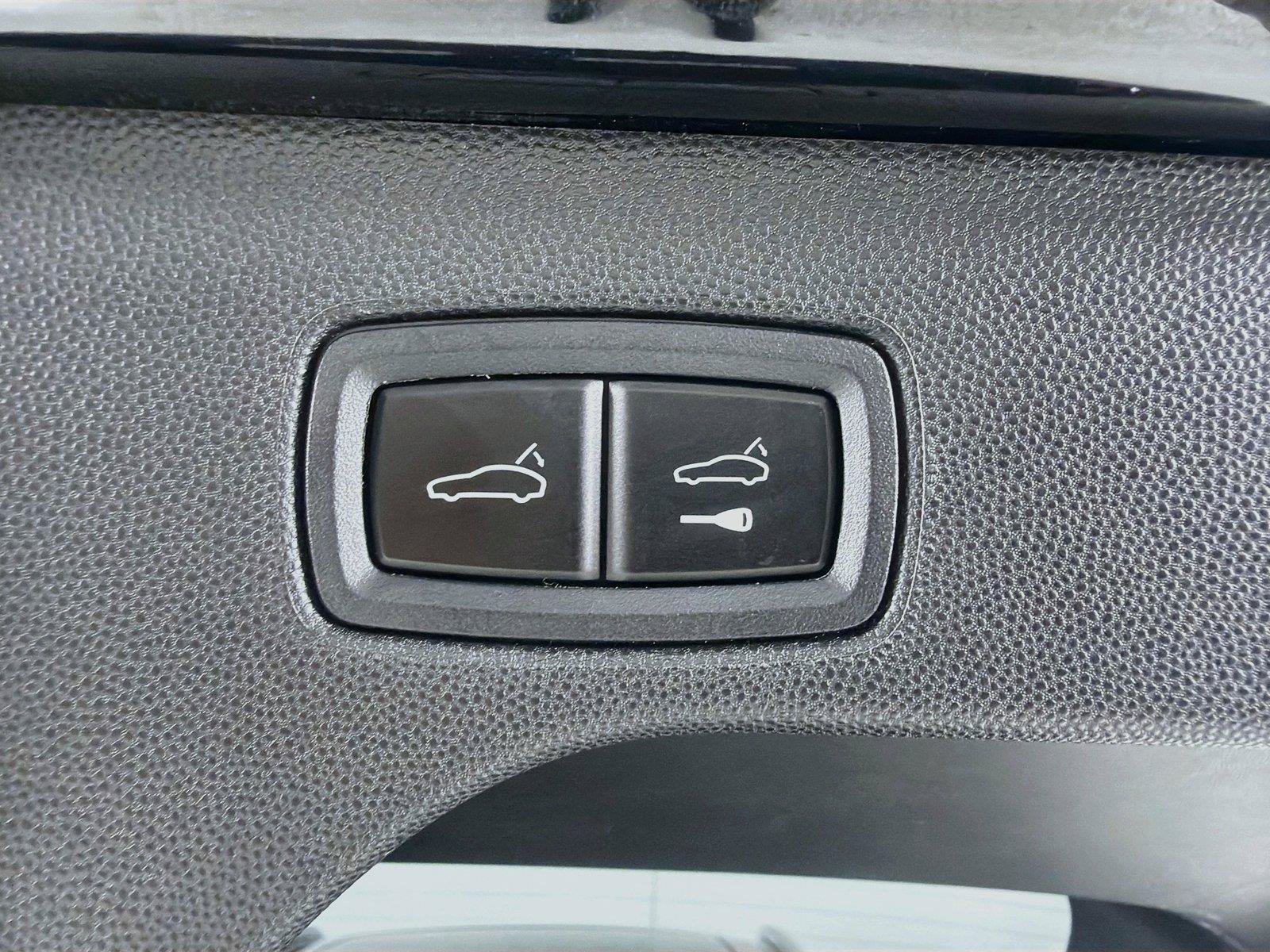 Certified 2025 Porsche Macan 4S Electric AWD/4WD image 26