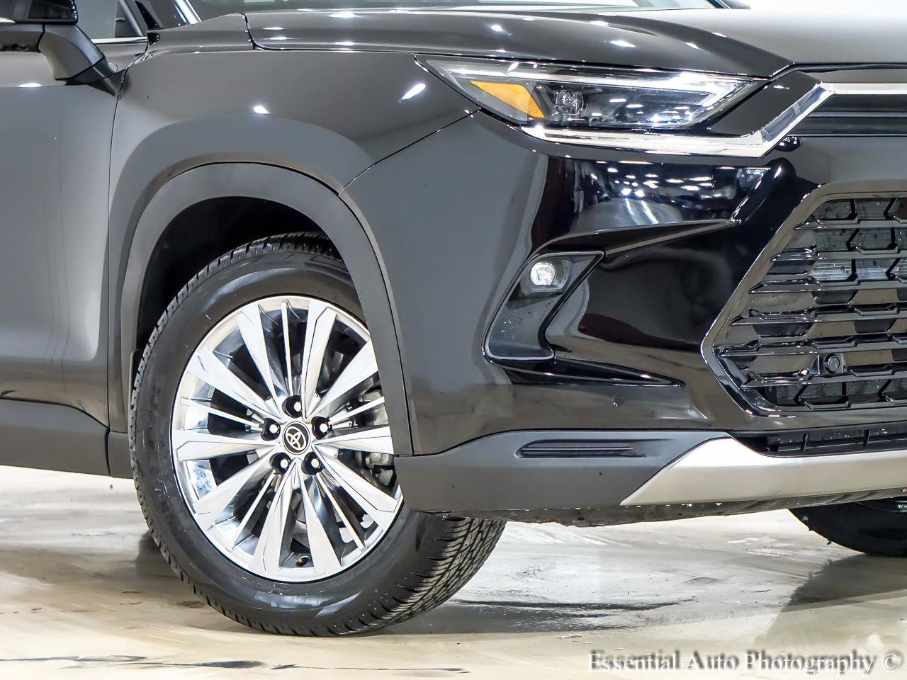 Used 2025 Toyota Grand Highlander AWD image 3