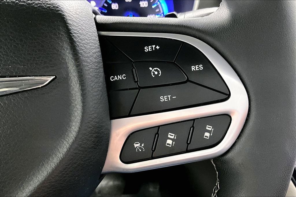 Used 2023 Chrysler Pacifica Touring-L image 13