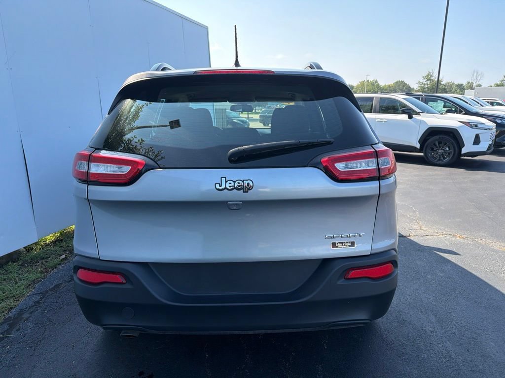 Used 2016 Jeep Cherokee Sport w/ Cold Weather Group FWD image 9