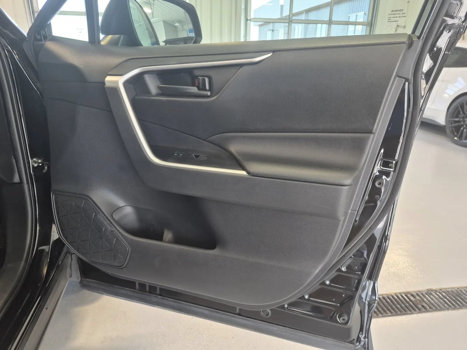 Used 2022 Toyota RAV4 LE AWD/4WD image 18