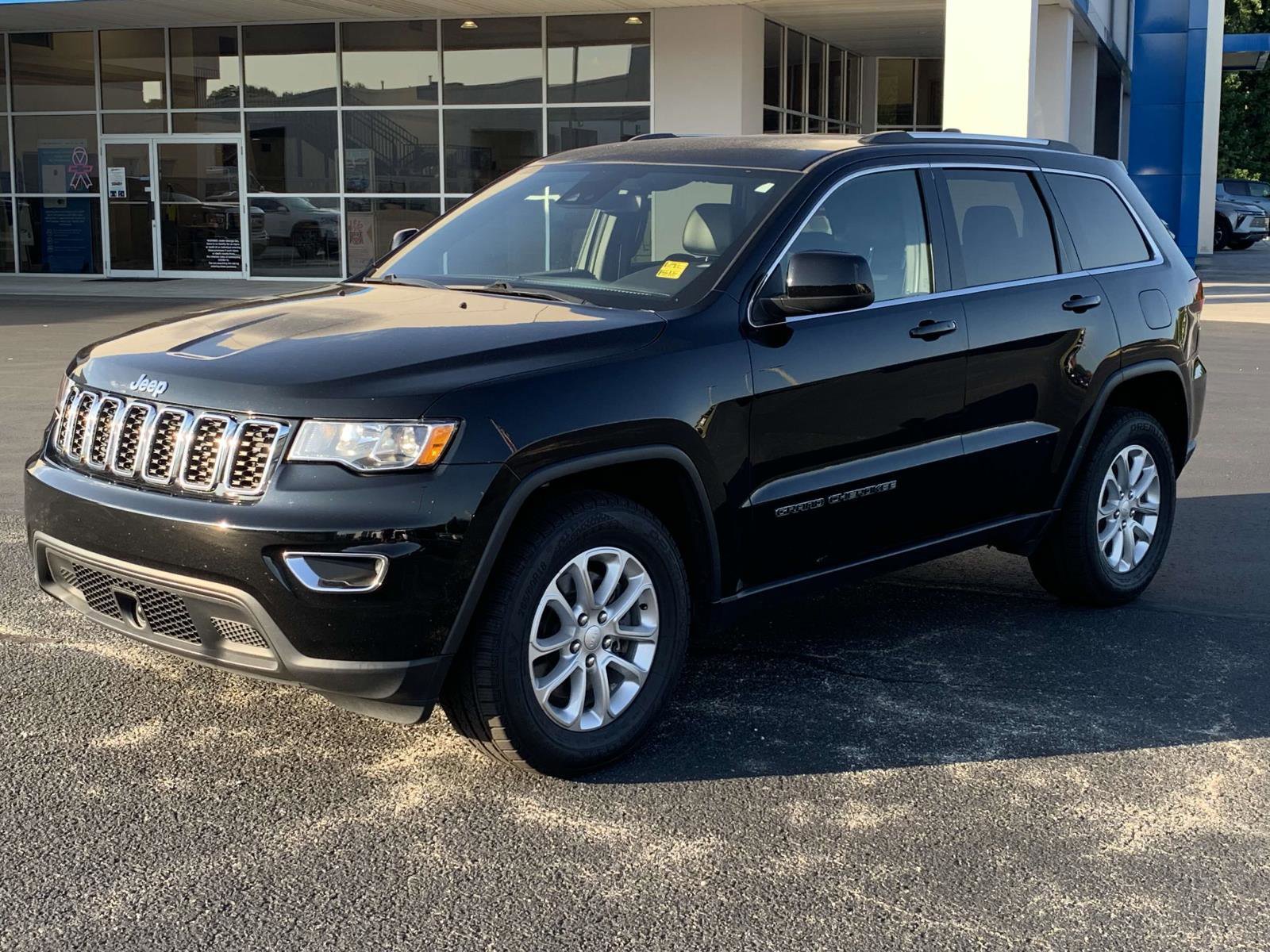 Used 2021 Jeep Grand Cherokee Laredo X image 3