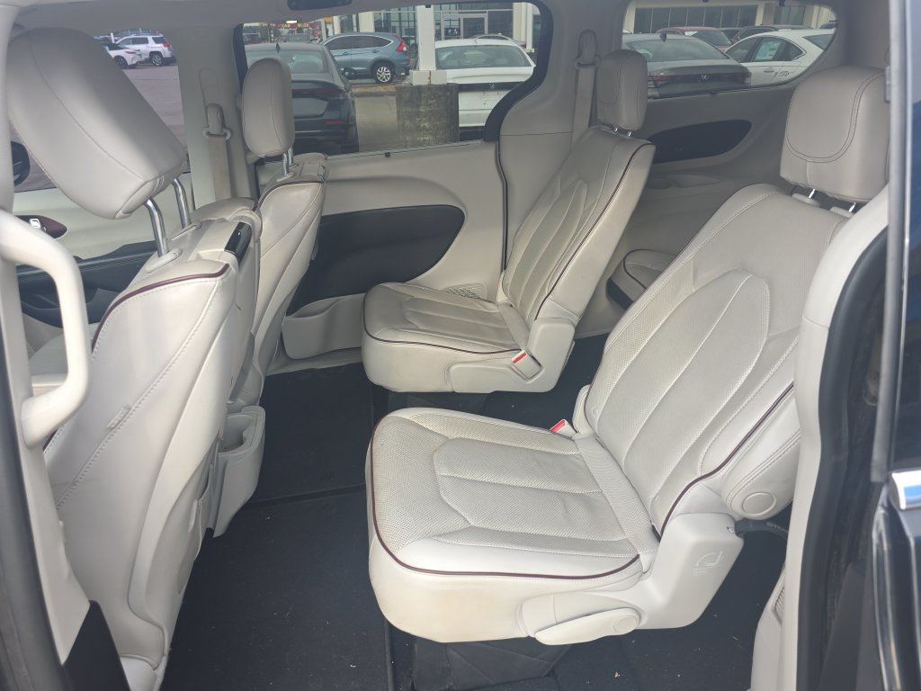 Used 2020 Chrysler Pacifica Limited w/ Advanced Safetytec Group FWD image 12