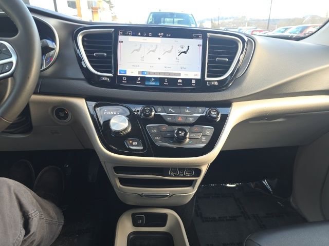 Certified 2024 Chrysler Pacifica Touring-L image 23