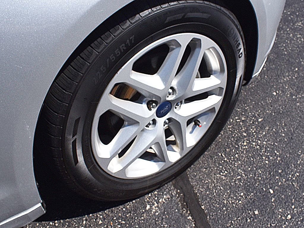 Used 2016 Ford Fusion SE w/ Equipment Group 202A image 9