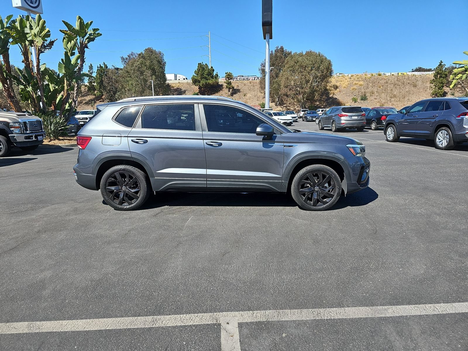 Used 2023 Volkswagen Taos SE w/ Panoramic Sunroof Package FWD image 4