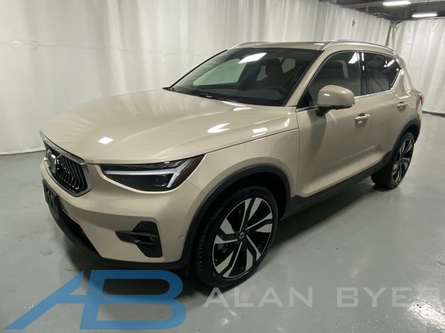 Used 2025 Volvo XC40 B5 Ultra w/ Protection Package Premier