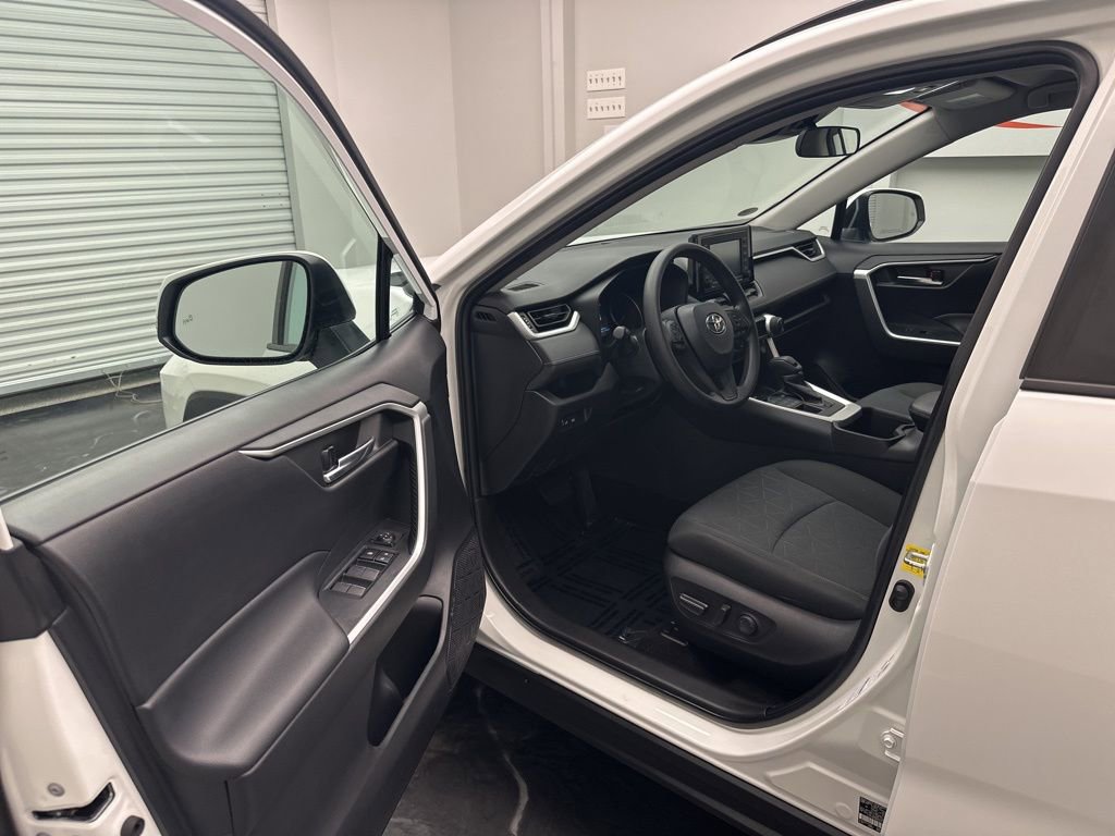 Used 2022 Toyota RAV4 XLE image 5