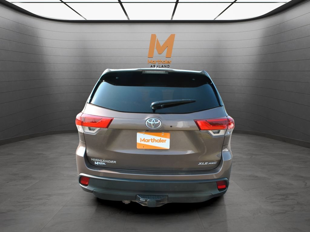 Used 2017 Toyota Highlander XLE AWD/4WD image 3