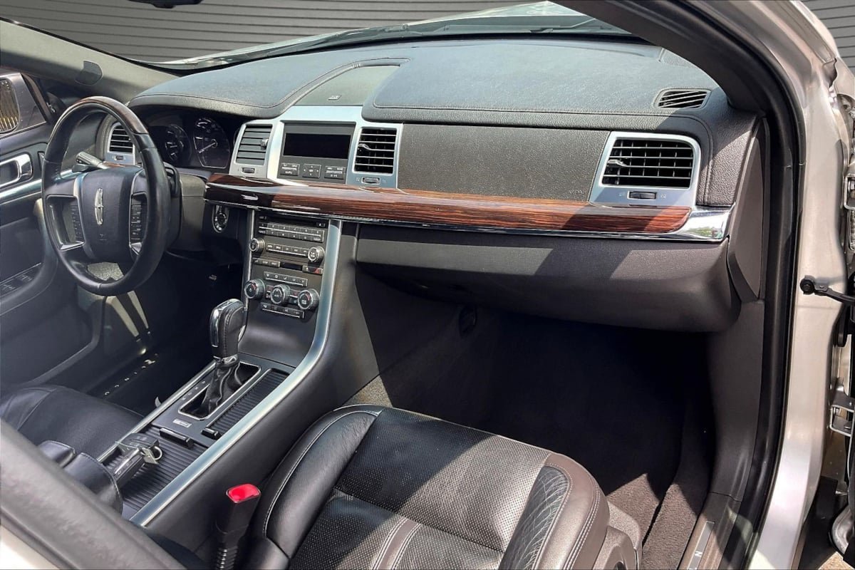 Used 2010 Lincoln MKS FWD image 24