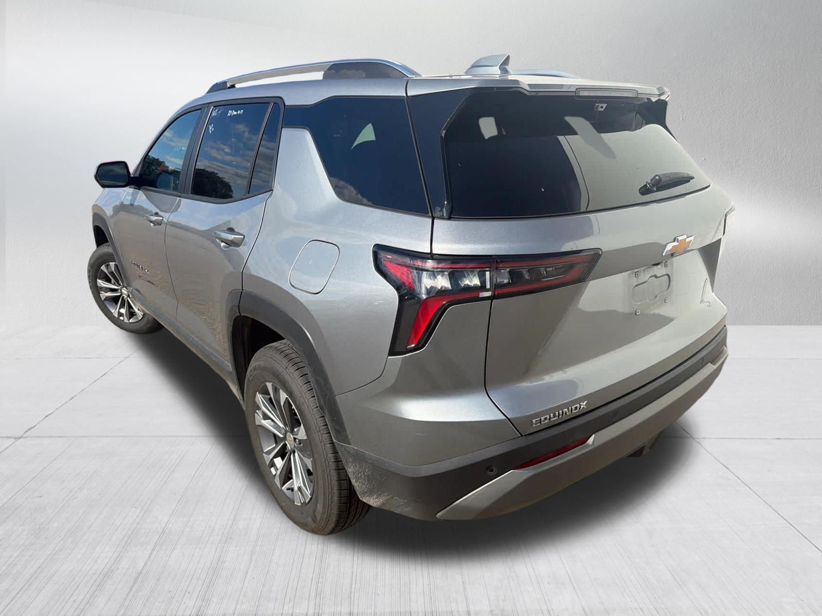 Used 2025 Chevrolet Equinox LT w/ Convenience Package II FWD image 2