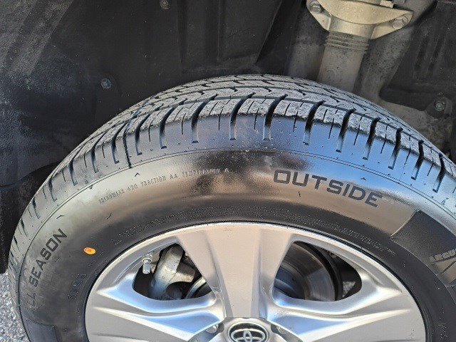 Used 2022 Toyota RAV4 LE image 9