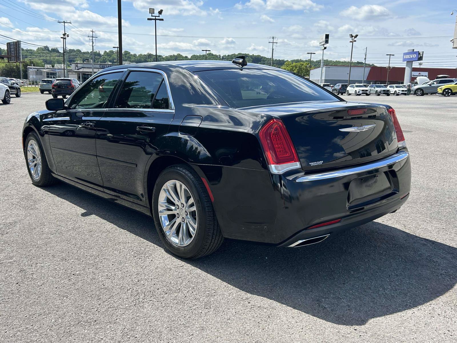 Used 2017 Chrysler 300 Limited w/ Value Package RWD image 5