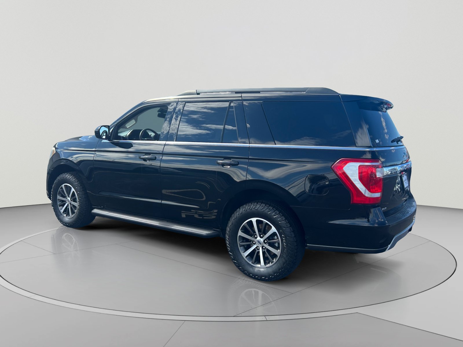 Used 2020 Ford Expedition XLT RWD image 3