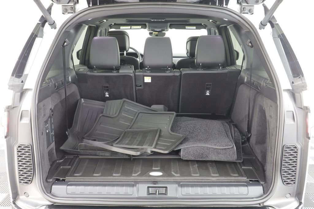 Used 2025 Land Rover Discovery Dynamic SE image 19