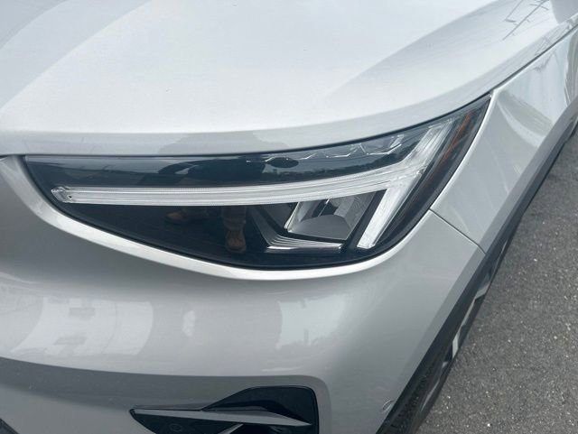 Certified 2025 Volvo XC40 B5 Plus AWD/4WD image 8