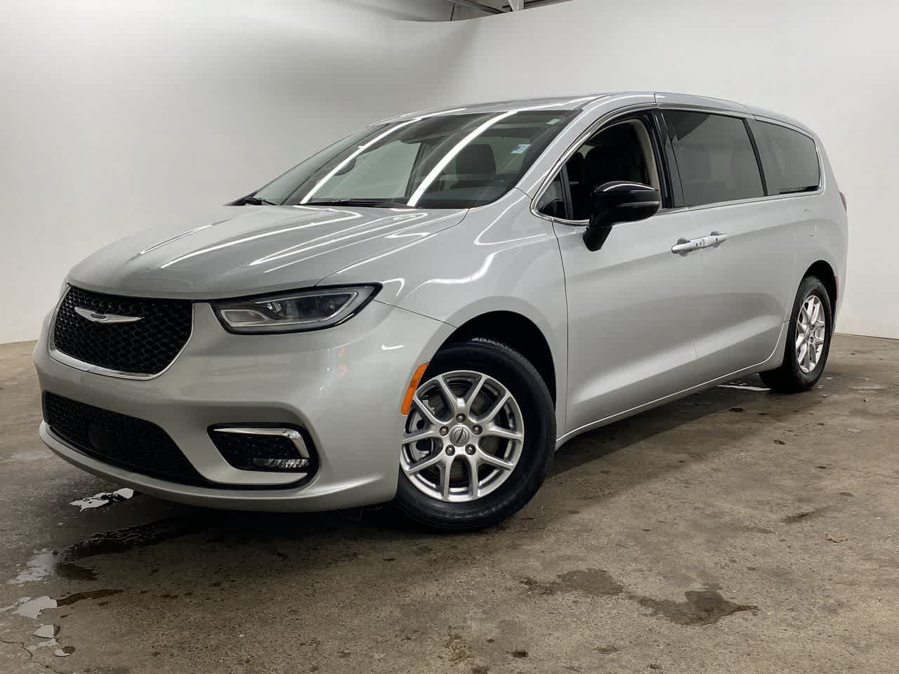 Used 2024 Chrysler Pacifica Touring-L