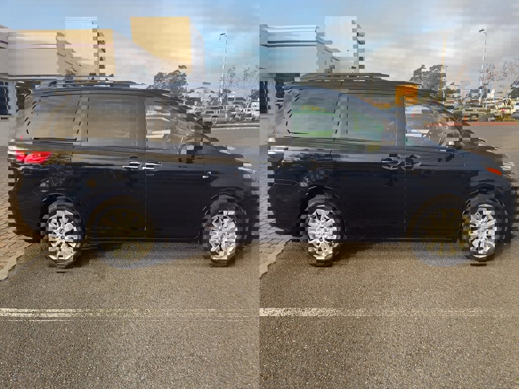 Used 2017 Toyota Sienna Limited Premium image 25