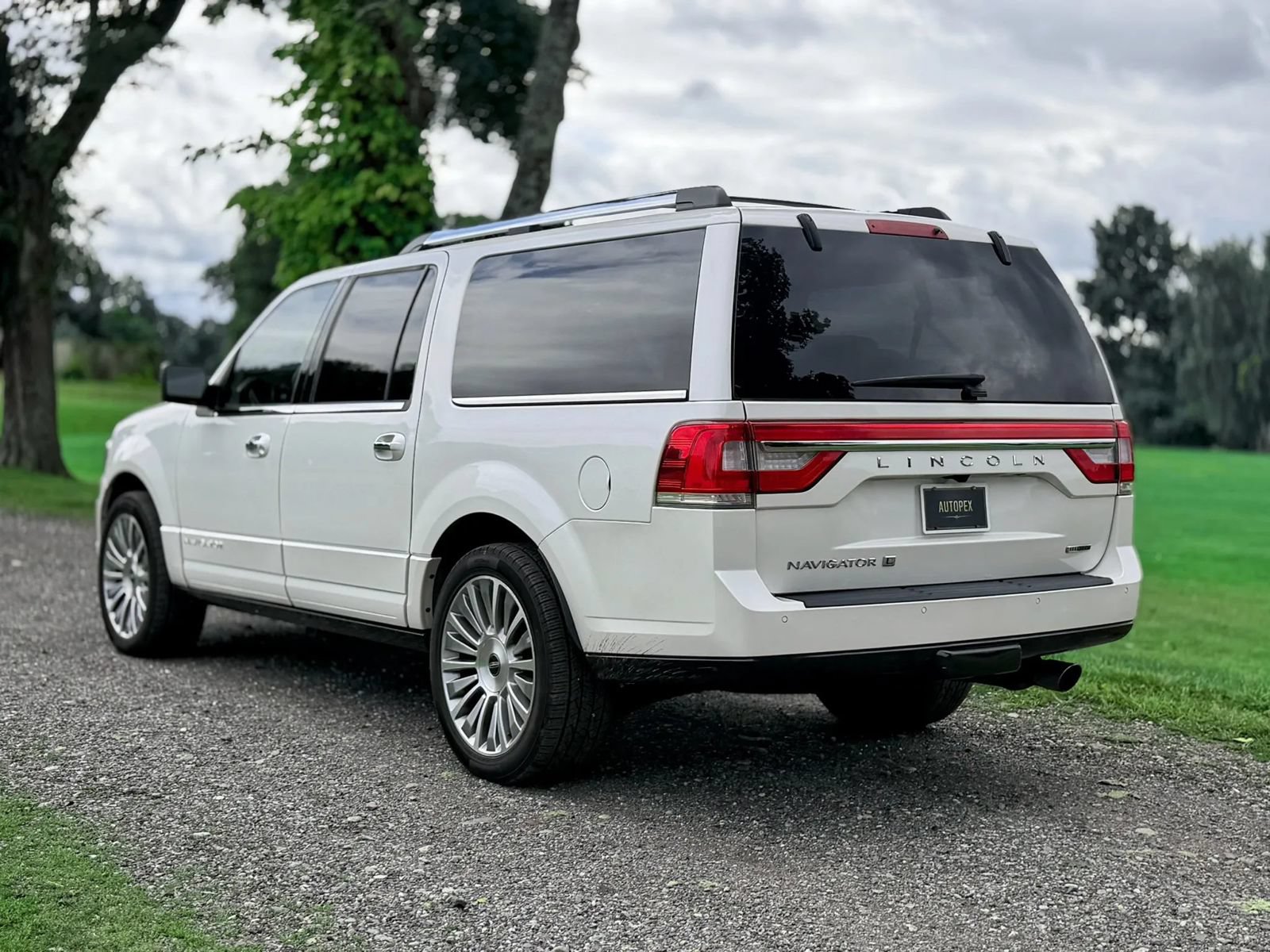Used 2015 Lincoln Navigator L 4WD w/ Equipment Group 101A Reserve image 16