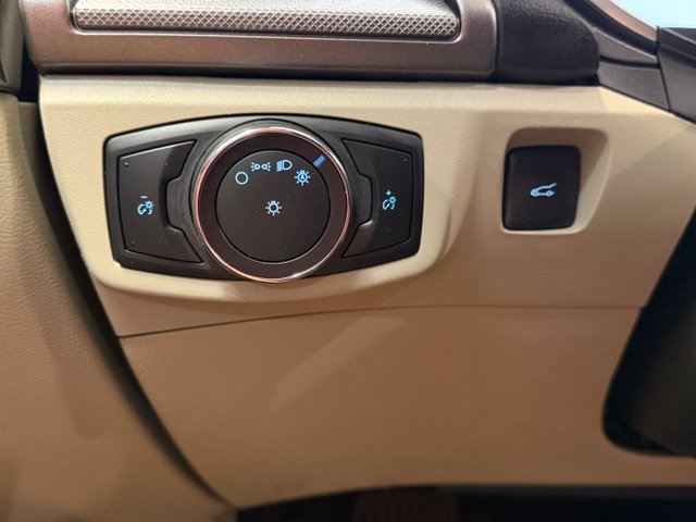 Used 2019 Ford Fusion SE FWD image 15