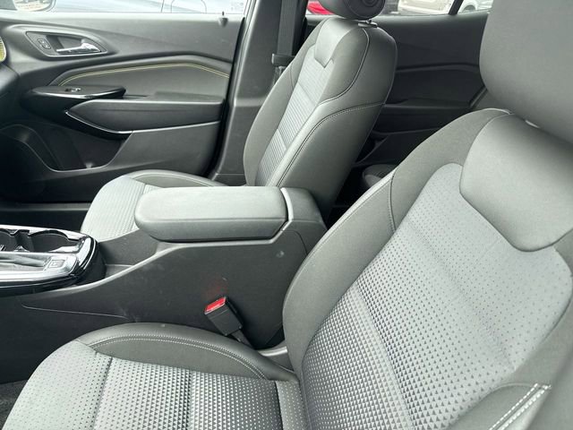 Used 2025 Chevrolet Trax LT w/ Sunroof Package FWD image 9