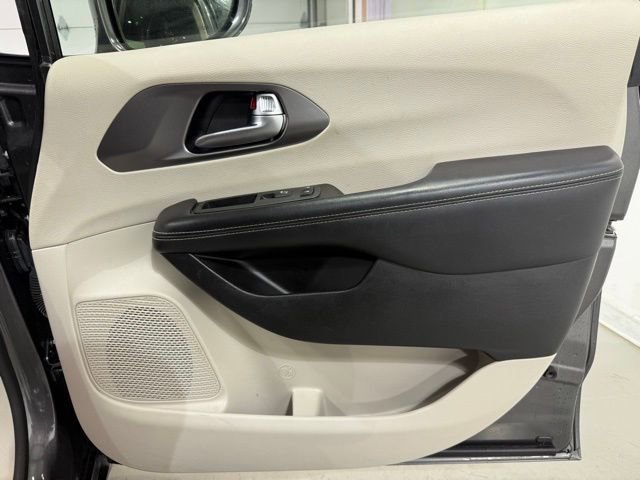 Used 2022 Chrysler Pacifica Touring-L image 29