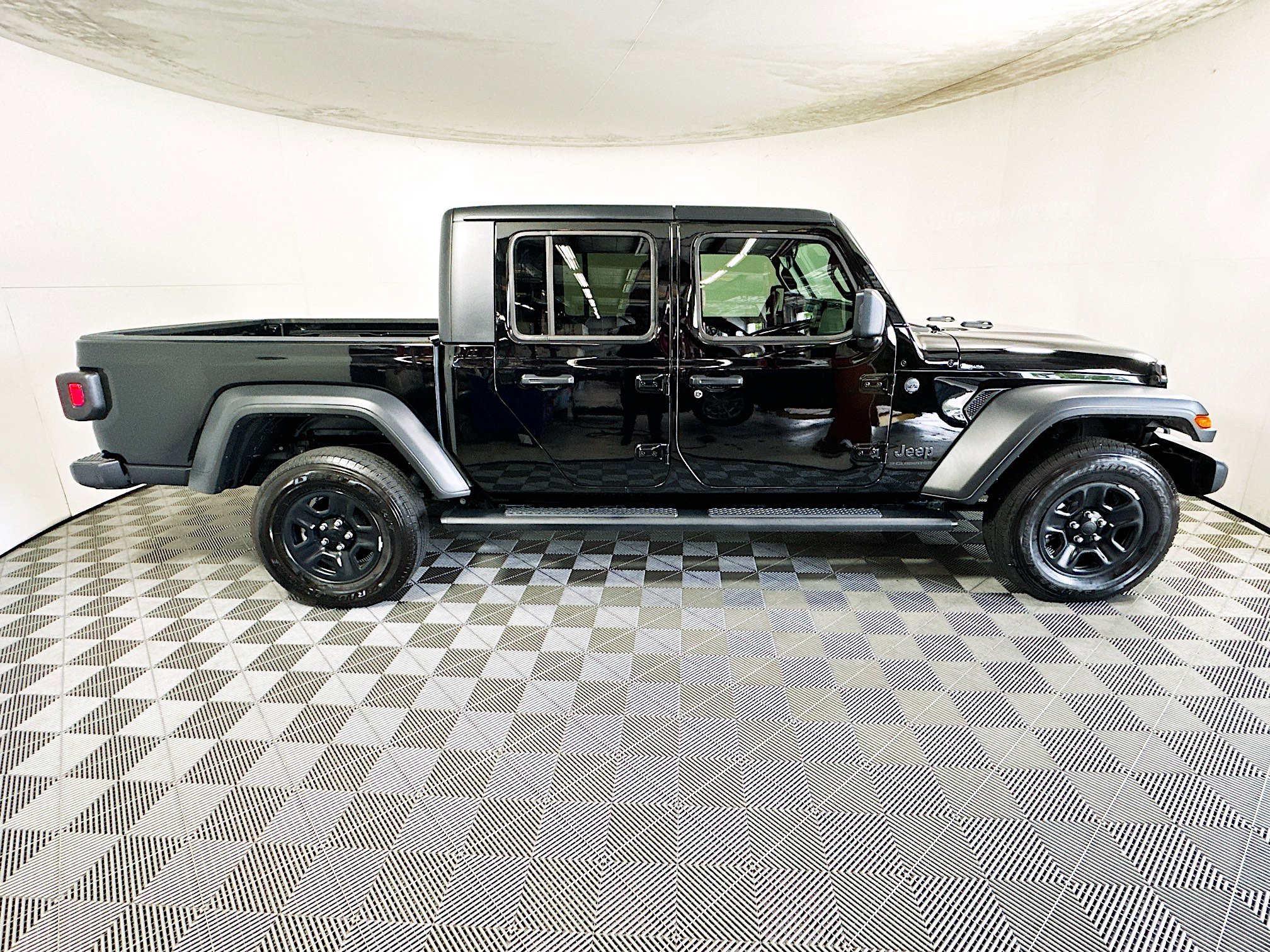 Used 2025 Jeep Gladiator Sport AWD/4WD image 2
