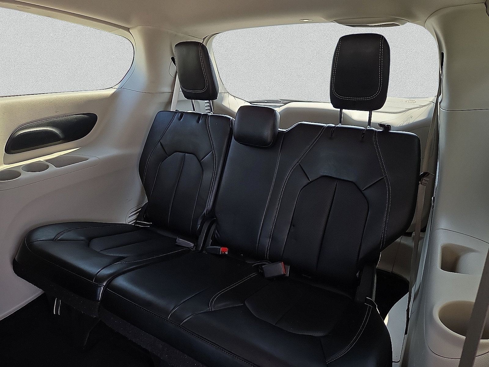 Used 2024 Chrysler Pacifica Touring-L FWD image 10