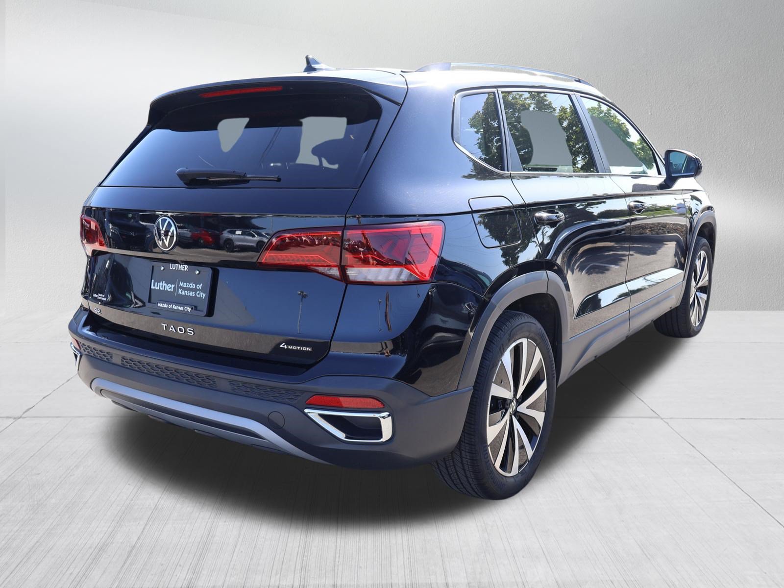 Used 2023 Volkswagen Taos SE w/ Panoramic Sunroof Package AWD/4WD image 7