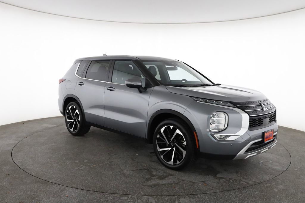 Used 2024 Mitsubishi Outlander SE image 2