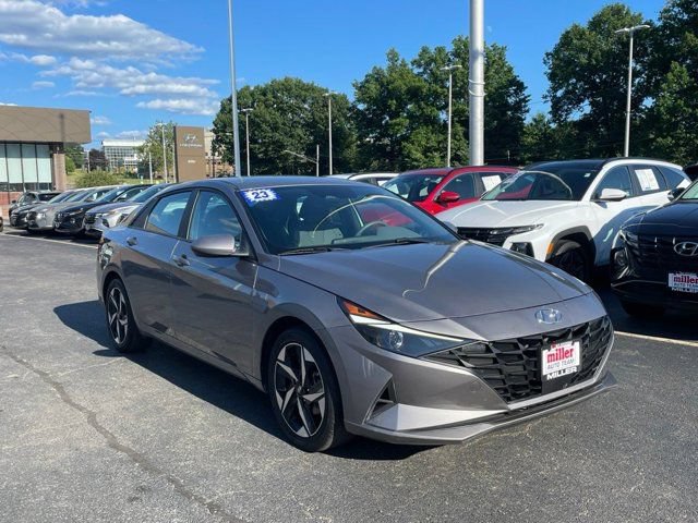 Used 2023 Hyundai Elantra SEL w/ Convenience Package FWD image 2