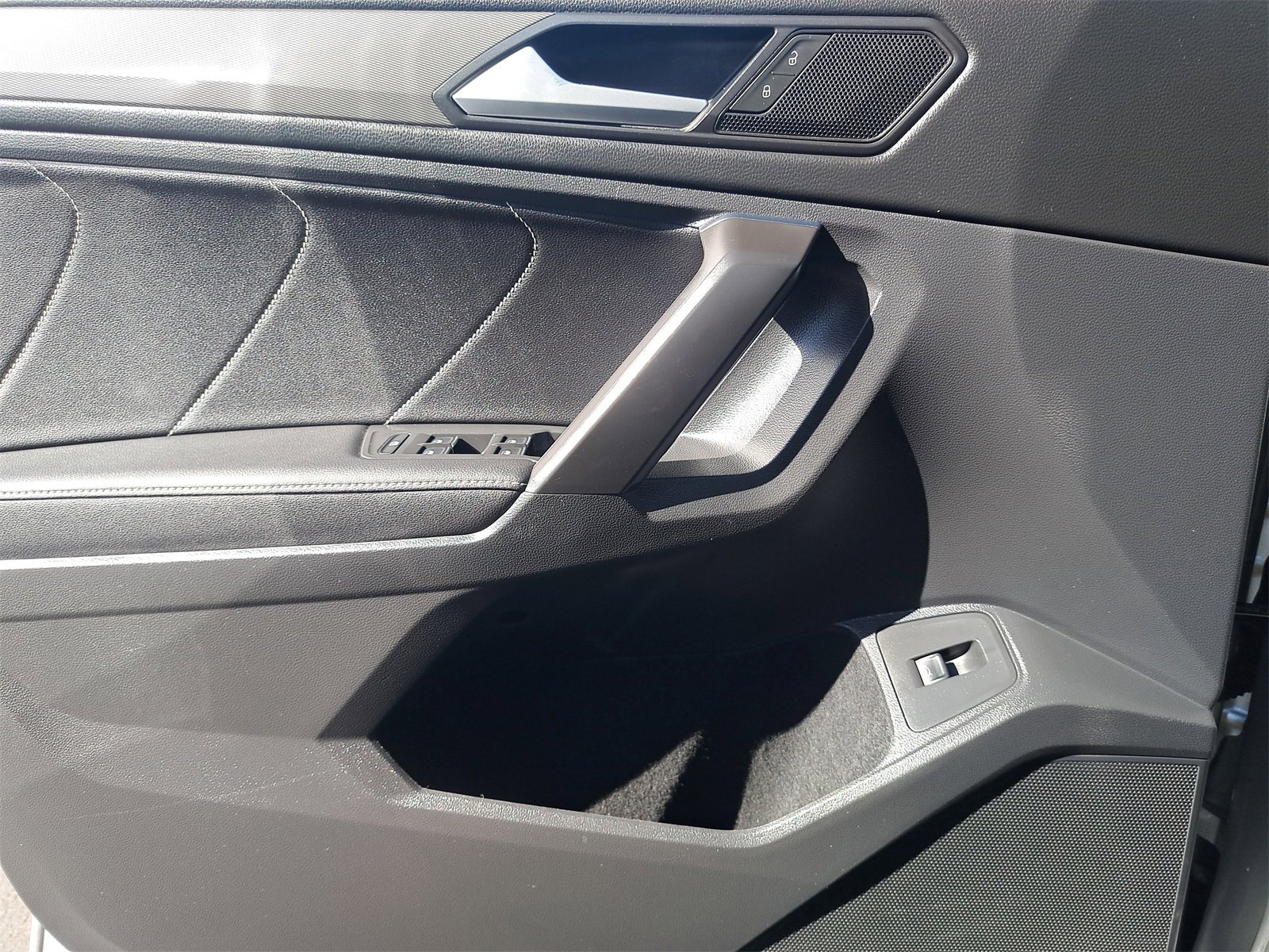 Used 2022 Volkswagen Tiguan SE image 29