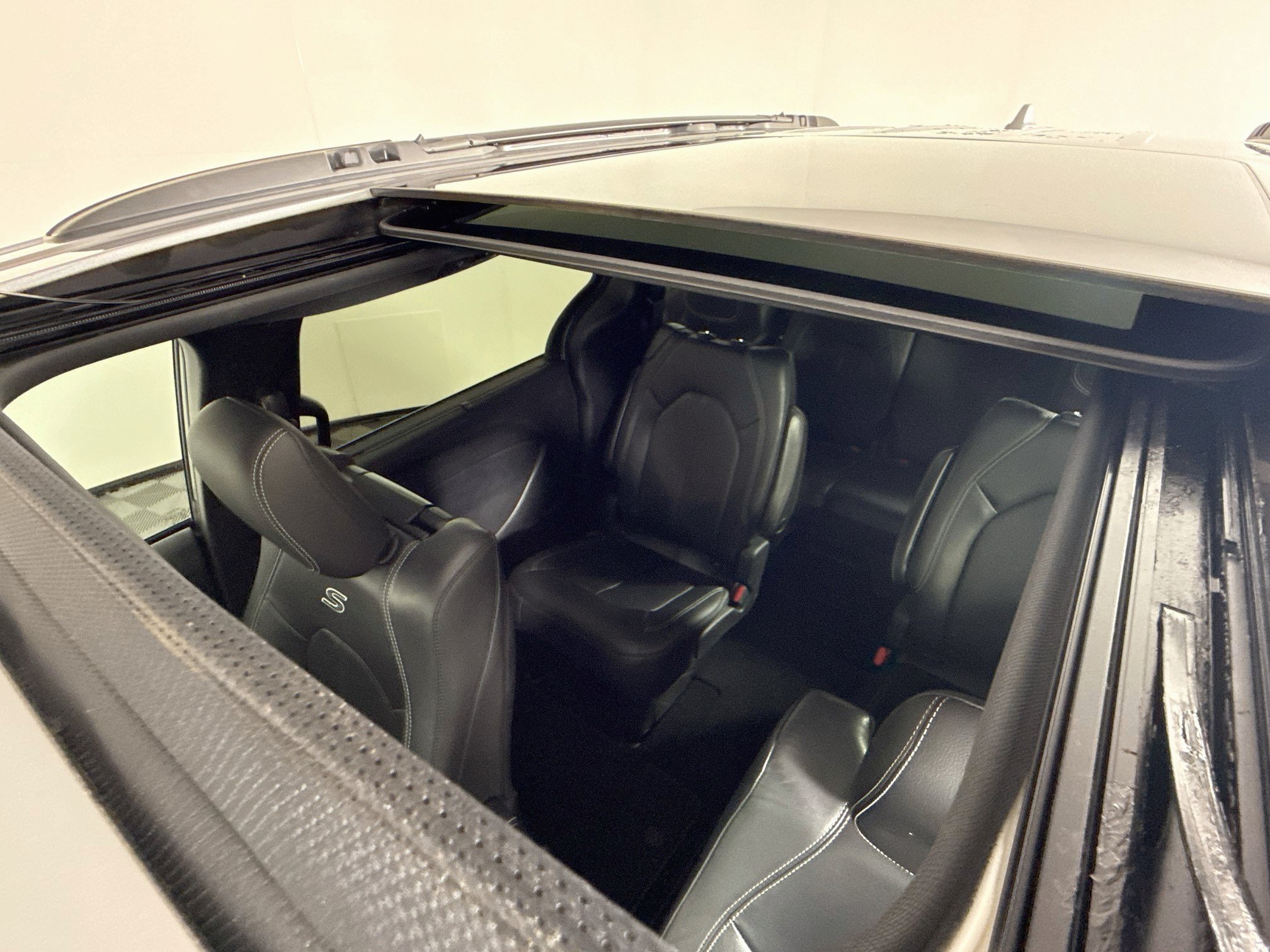 Used 2020 Chrysler Pacifica Touring-L Plus w/ S Appearance Package FWD image 14