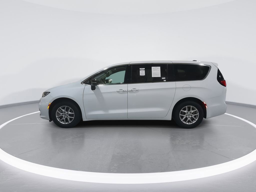 Used 2024 Chrysler Pacifica Touring-L image 5