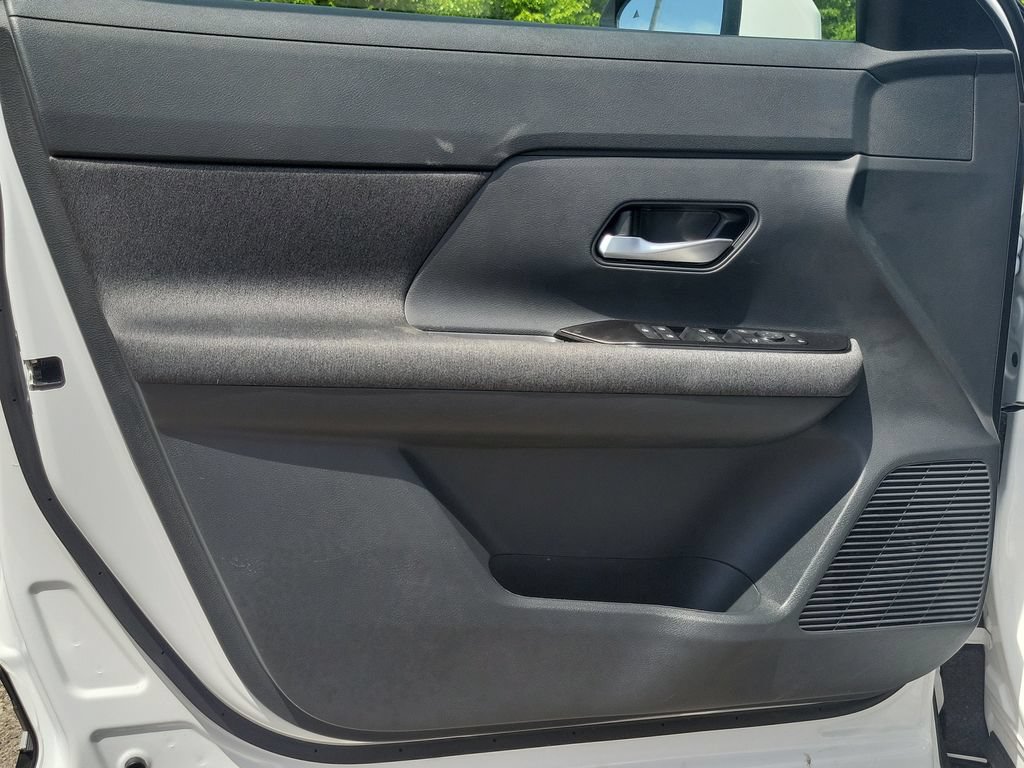 Used 2025 Nissan Kicks SV AWD/4WD image 9