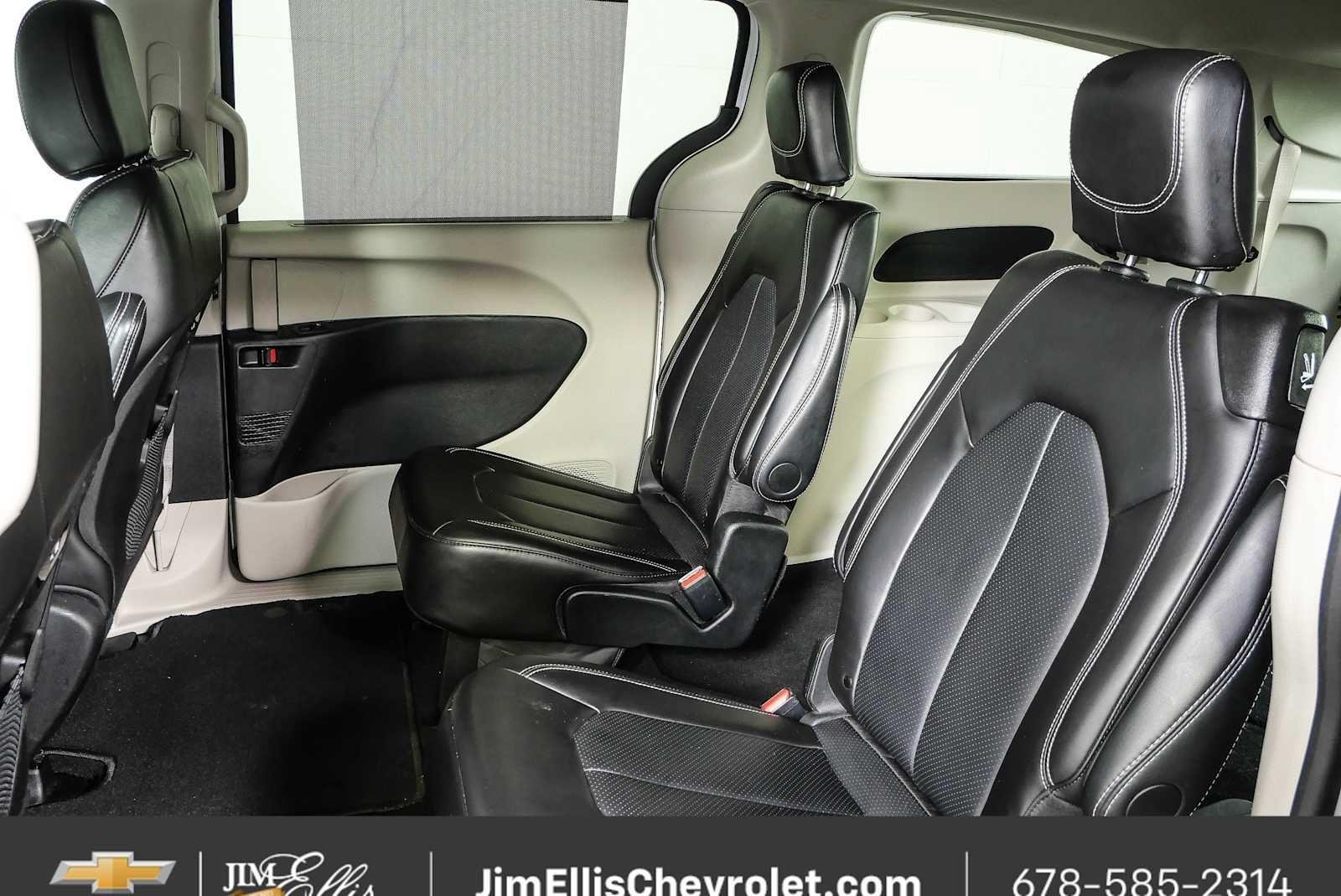 Used 2024 Chrysler Pacifica Touring-L FWD image 17