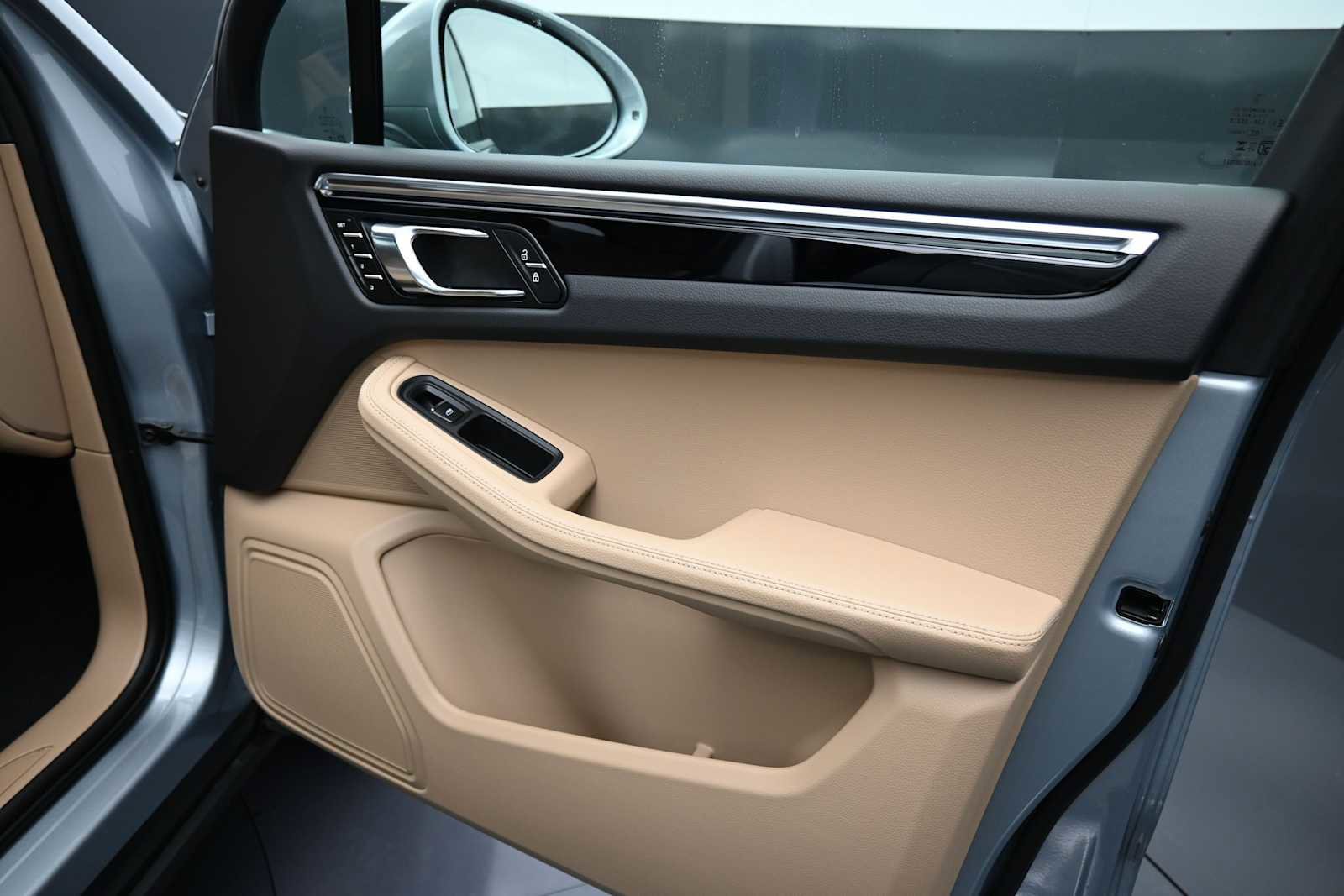 Certified 2025 Porsche Macan AWD/4WD image 20