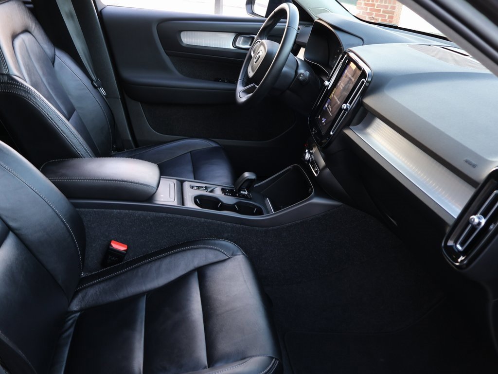 Used 2022 Volvo XC40 T5 Momentum image 11