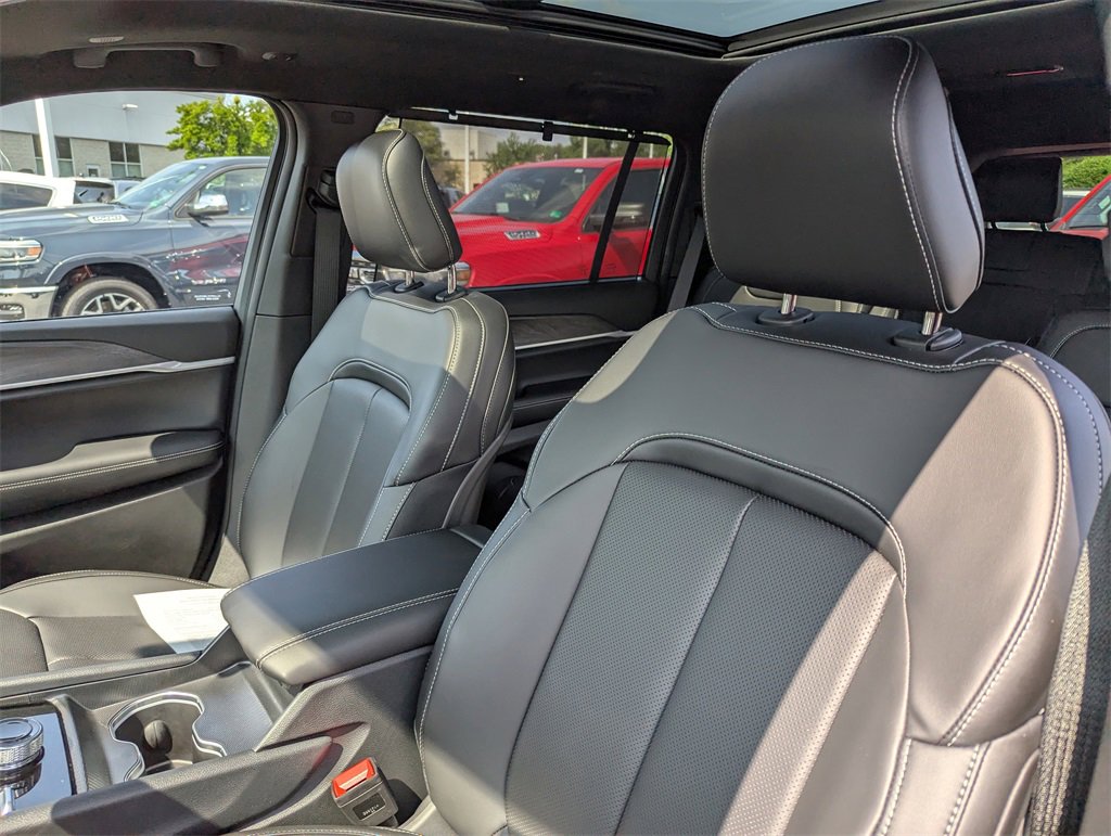 New 2025 Jeep Grand Cherokee L Limited w/ Luxury Tech Group II image 11