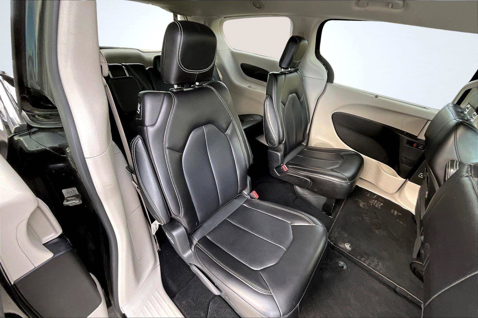 Used 2023 Chrysler Pacifica Touring-L image 26