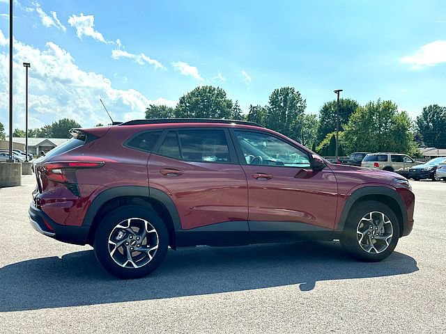 Used 2024 Chevrolet Trax LT w/ Sunroof Package FWD image 5