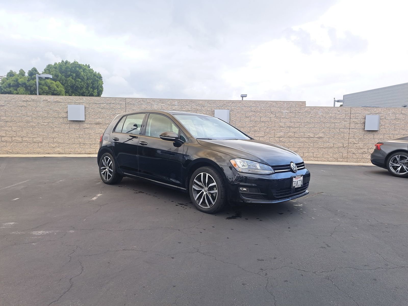 Used 2016 Volkswagen Golf SE w/ Lighting Package image 2