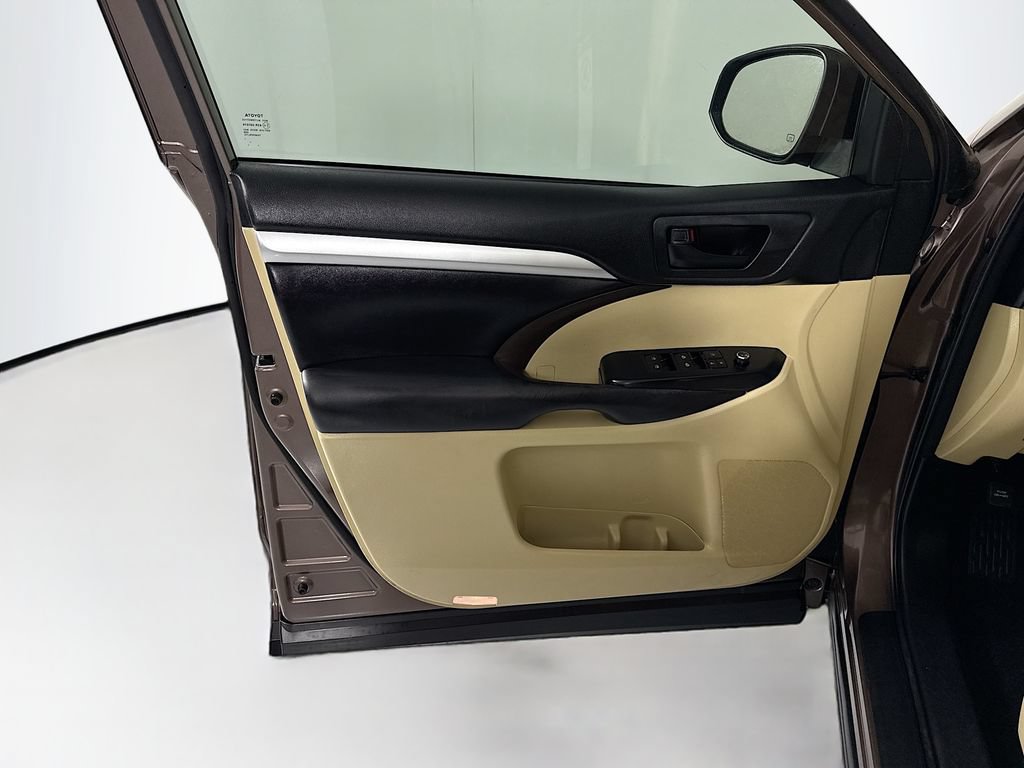 Used 2018 Toyota Highlander Plus FWD image 24