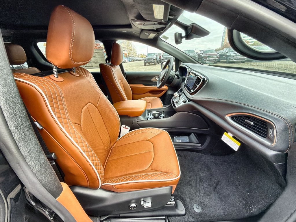 Used 2026 Chrysler Pacifica Pinnacle FWD image 28