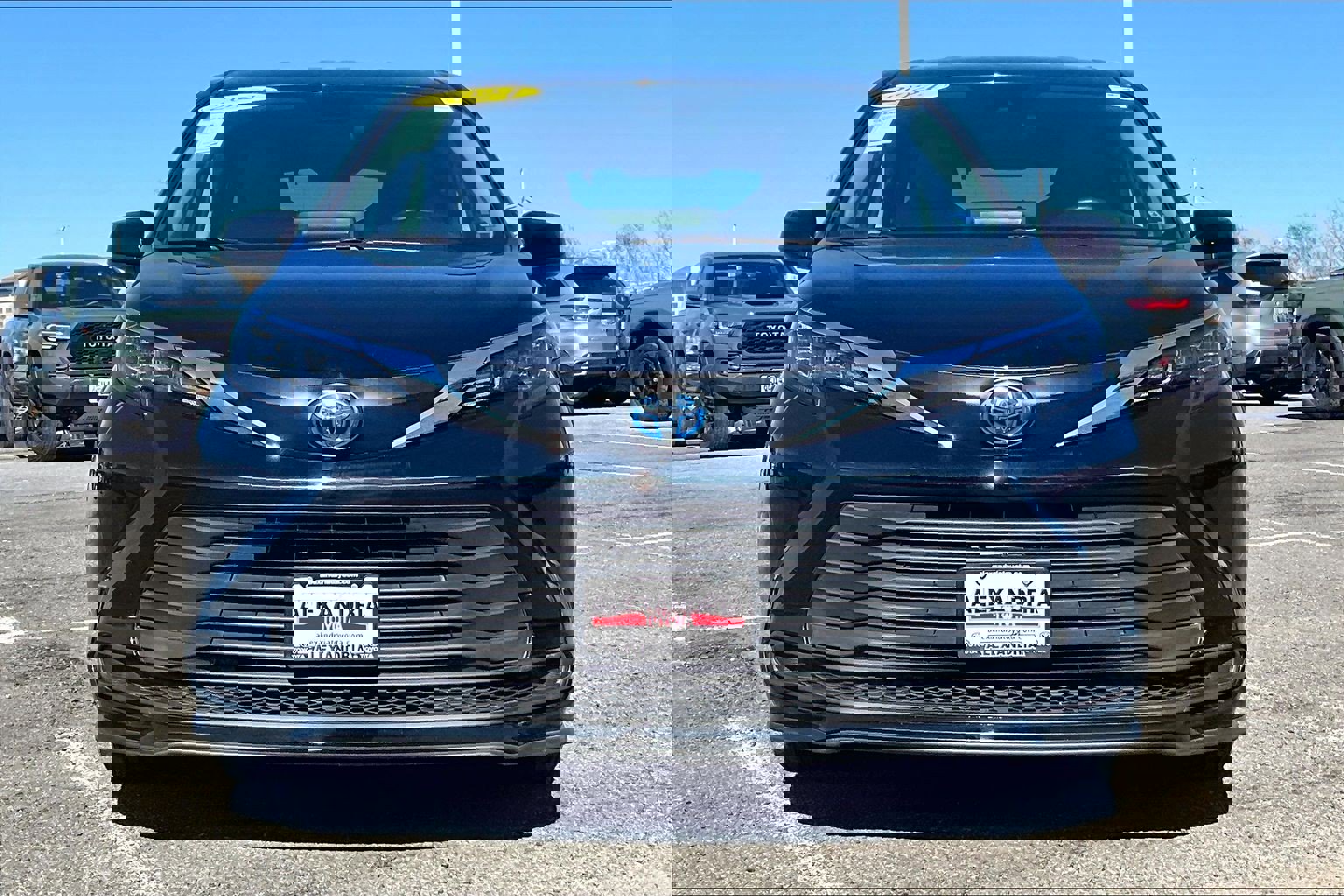 Used 2024 Toyota Sienna LE image 3