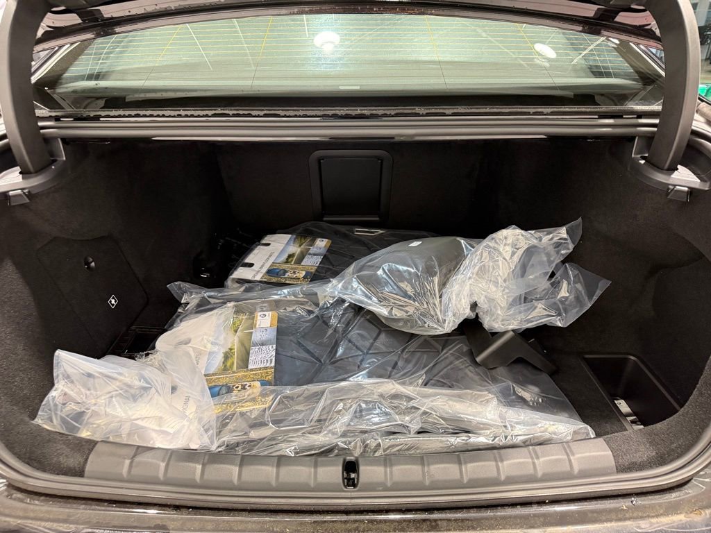 Used 2025 BMW i7 xDrive60 w/ Premium Package image 24