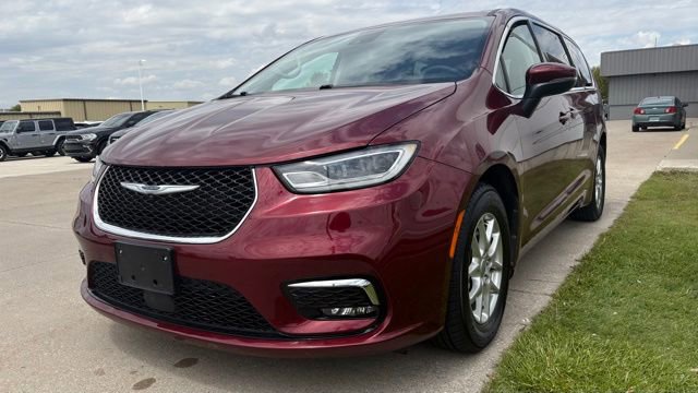 Used 2023 Chrysler Pacifica Touring-L FWD image 7